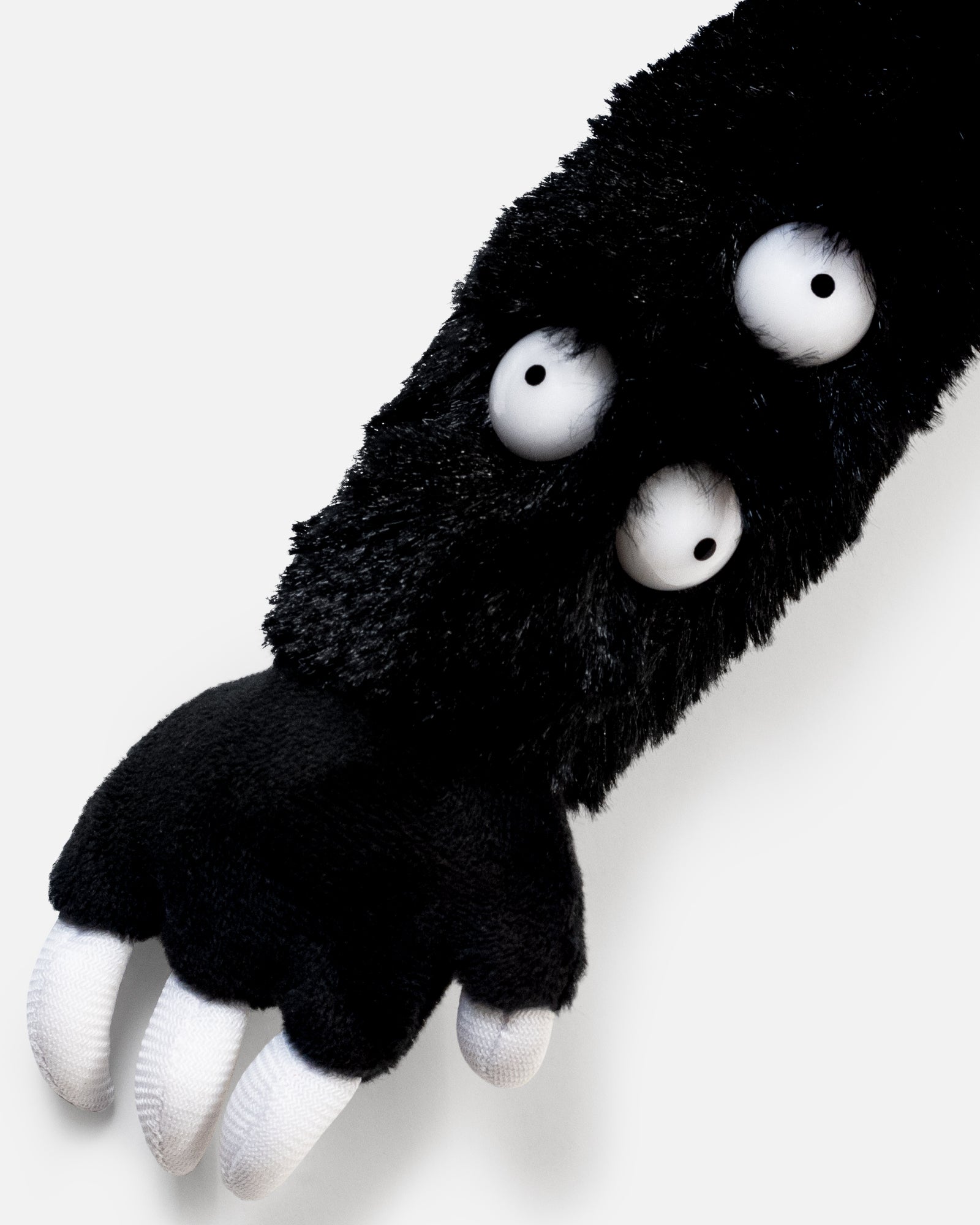 killy willy poppy playtime plush close up of 3 eyes on right arm.